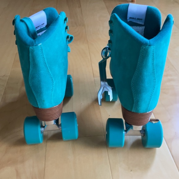 Intentionally Blank turquoise skates - Picture 7 of 8